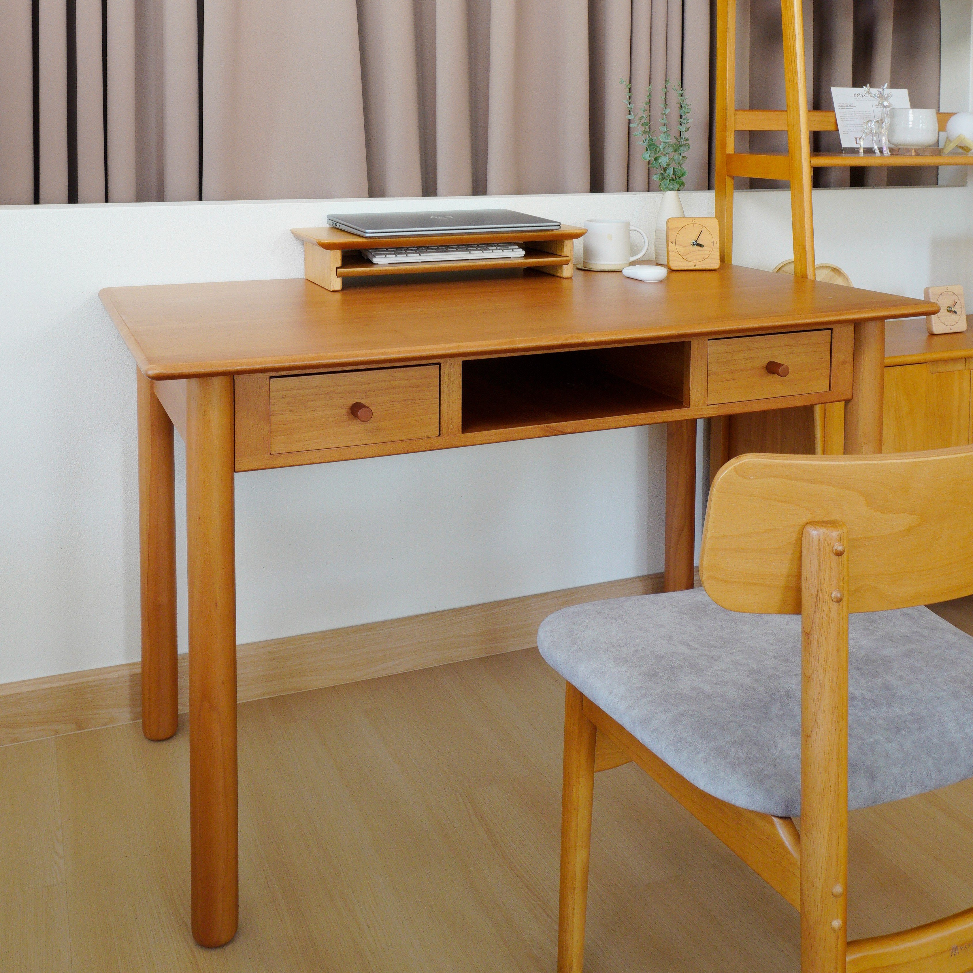 โต๊ะทำงานไม้ยางพารา MAAI DESIGN รุ่น HIROSHI TABLE สีโอ๊ค